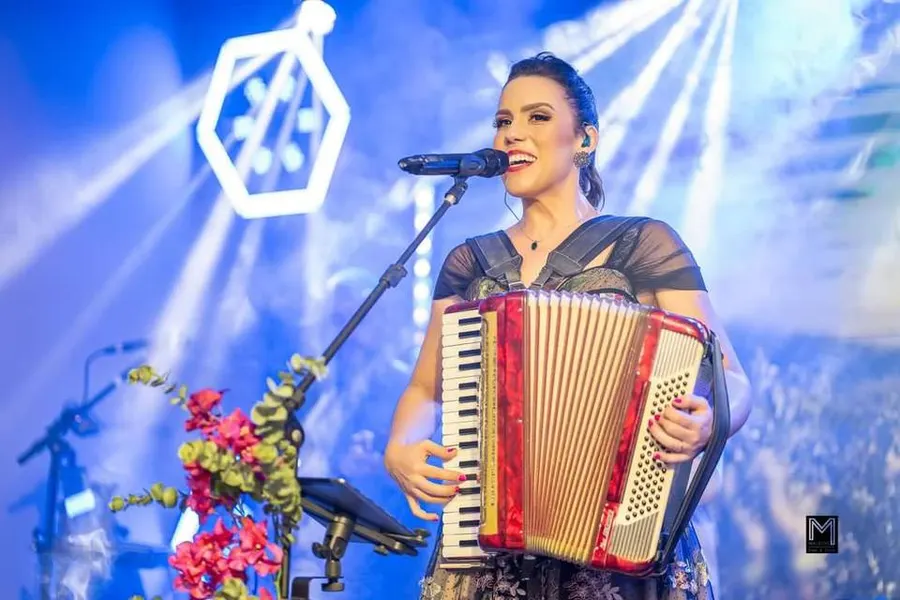 A cantora Bia Barros em apresentação