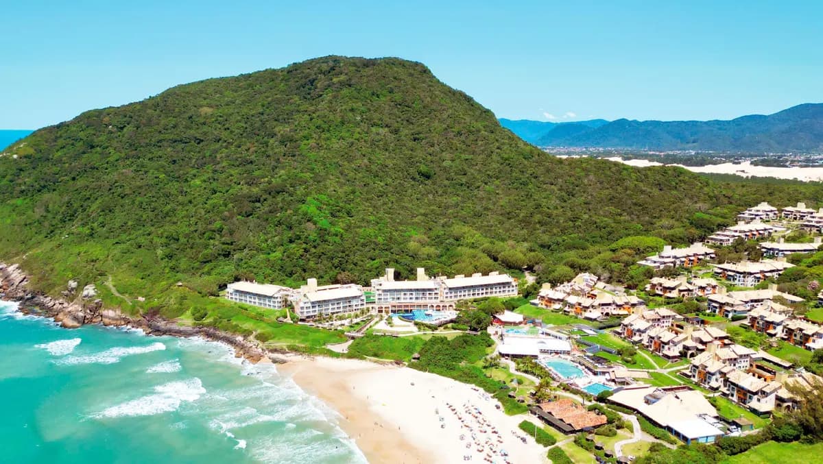 Praia do Santinho vista do resort